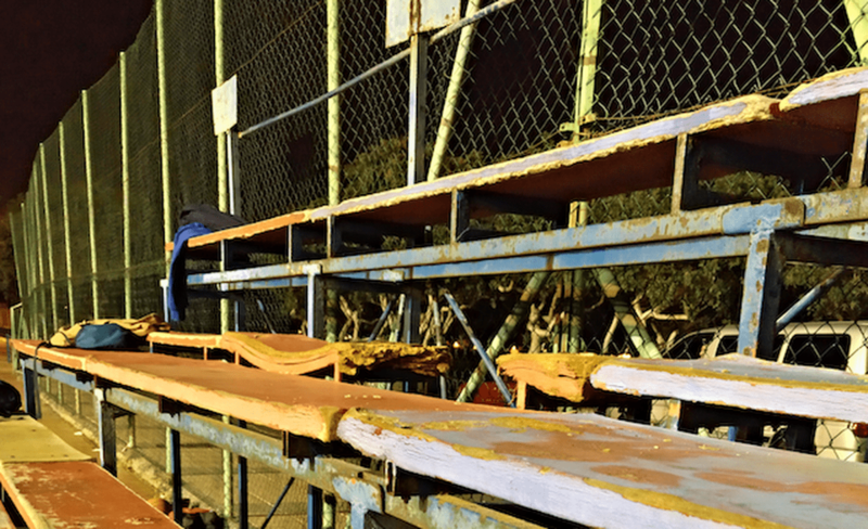 Las gradas están rotas y presentan una imagen lamentable (Foto TA)